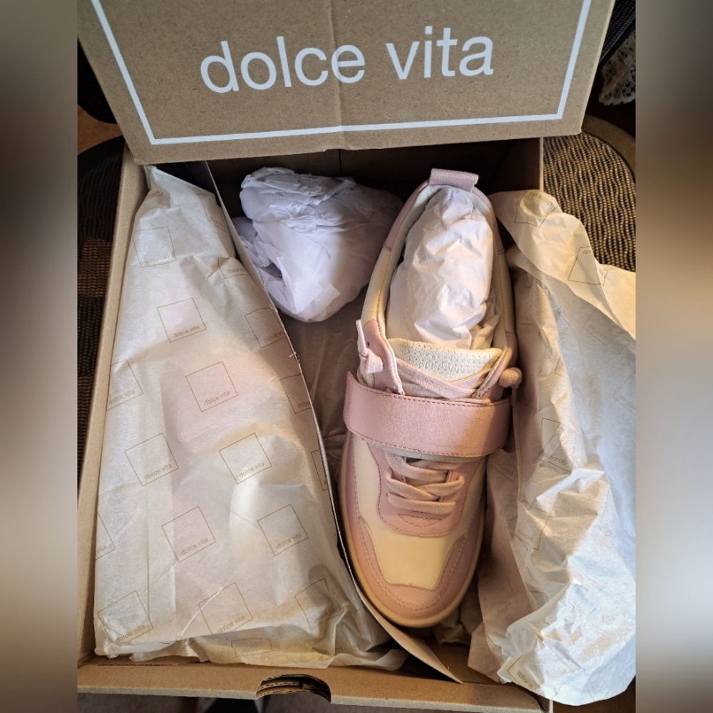 Dolce Vita LEATHER Sneakers BRAND NEW velcro & lace Closure SIZE 8 Lilac